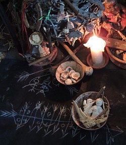 Altar palero con muñecos y conchas empleados en los nkangues y trabajos
