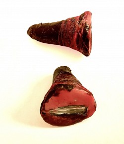 Los makutos se pueden montar en diferentes recipientes, como semillas, saquitos de cuero o, como en la foto, puntas de cuerno